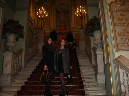 Inés Troytiño -NU ·NAME- con Valentina Delnevo en la escalinata